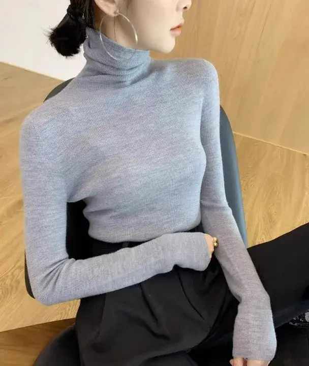 Chemise blanche à col roulé et bas en laine pour femme