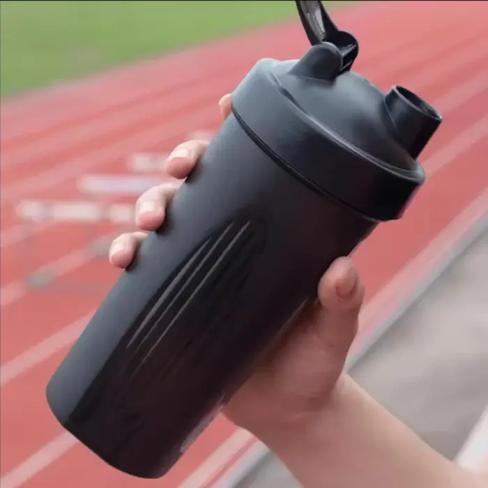 Bouteille portative en plastique de secoueur de protéines de 600ML 20Oz pour les amateurs de Fiess athlètes tasse